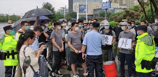 星空·综合体育app央视点名攻讦！烧光84亿造不出一辆车却花5000万给员工买零(图9)